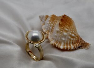 Ring gult gull m/ mage perle og diamant.