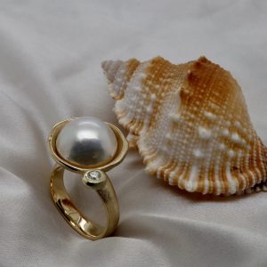 Ring gult gull m/ mage perle og diamant.